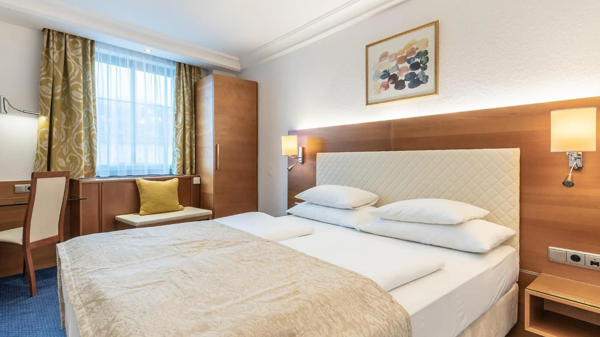 Hotel Mondschein Innsbruck 4*,