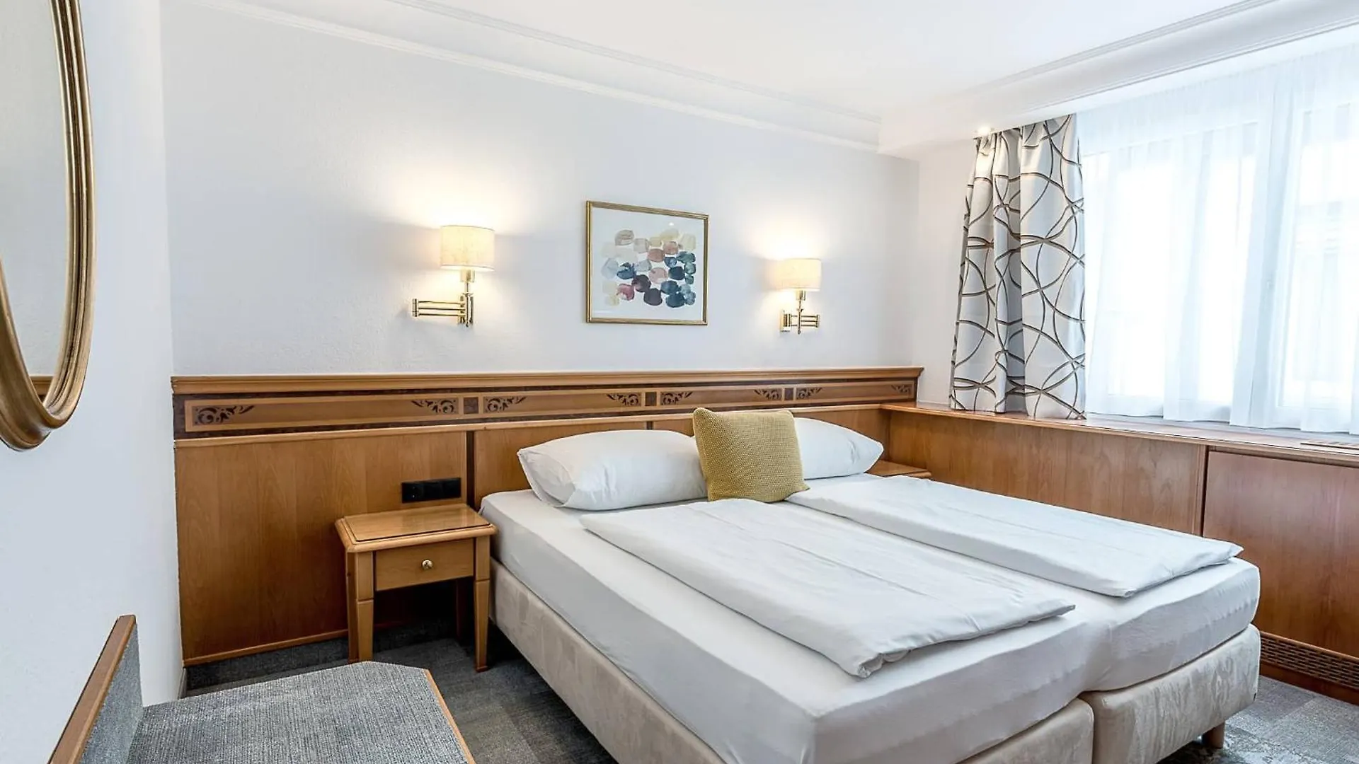 Hotel Mondschein Innsbruck 4*,