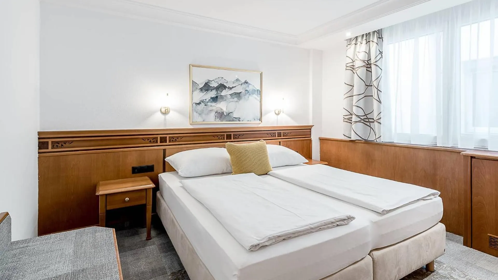 Hotel Mondschein Innsbruck 4*,