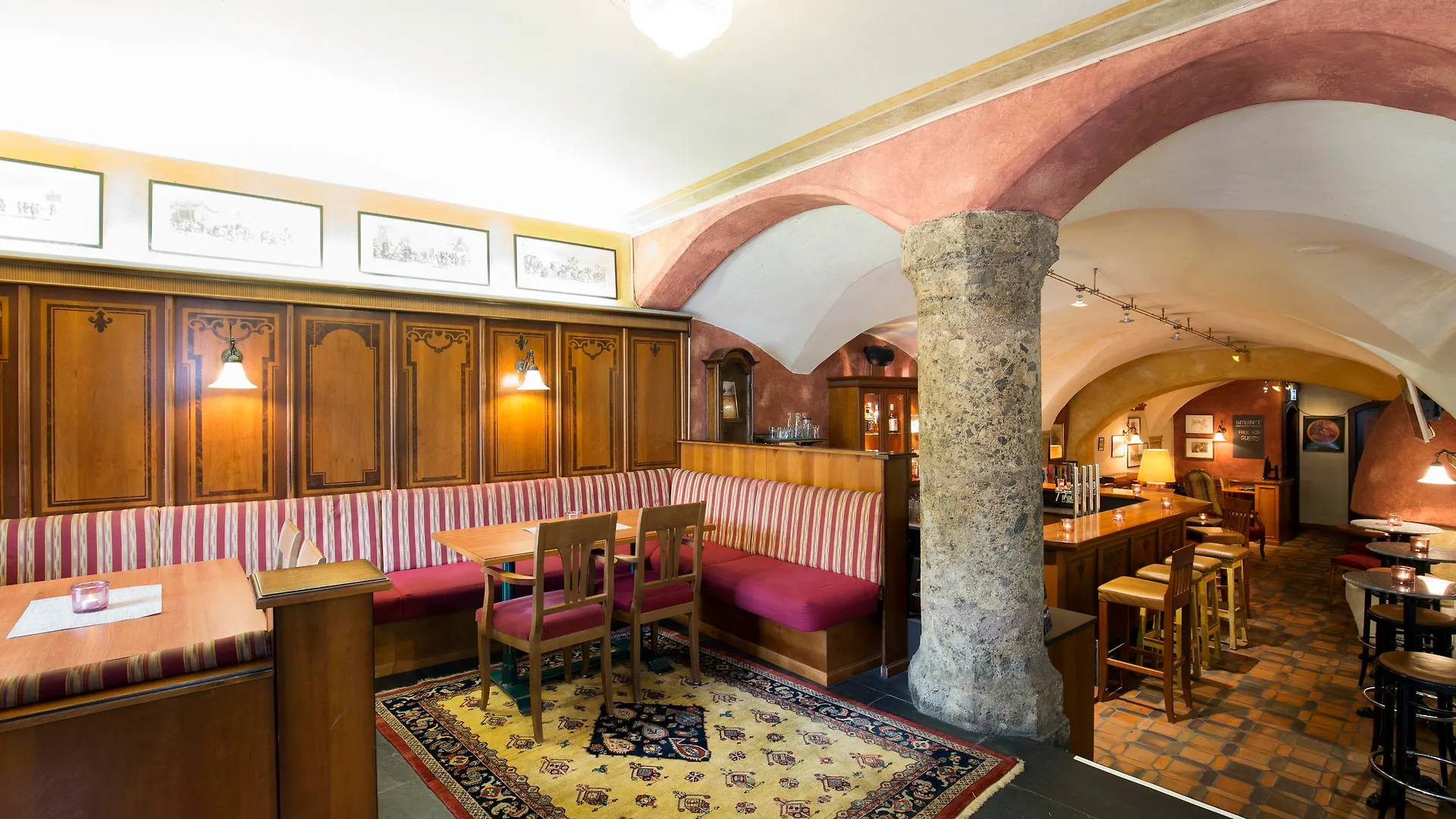 Hotel Mondschein Инсбрук 4*,